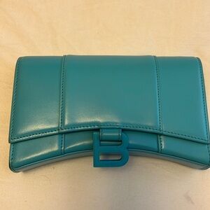 Hourglass chain wallet